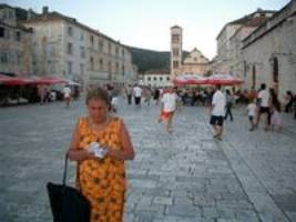 Hvar - la piazza a fianco allarsenale e la cattedrale