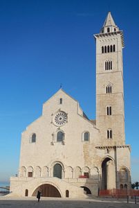 La facciata della cattedrale