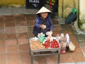 Una venditrice di fischietti in terracotta